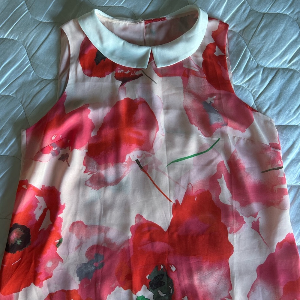 Beautiful sleeveless 100% polyester chiffon top- lined Peter Pan collar- S/M